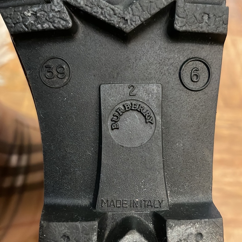 AUTHENTIC Burberry rain boots - Picture 3 of 4
